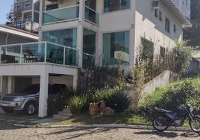 Casa de Condomínio com 4 Quartos à venda, 300m²