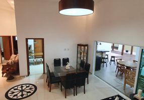 Casa de Condomínio com 4 Quartos para alugar, 330m²