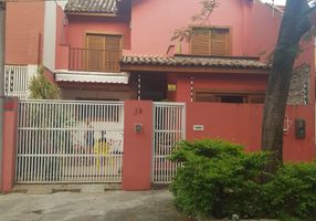 Casa com 3 Quartos para alugar, 166m²