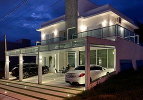 Casa de Condomínio com 3 Quartos à venda, 302m²