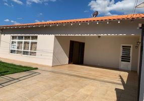 Casa com 4 Quartos para alugar, 220m²