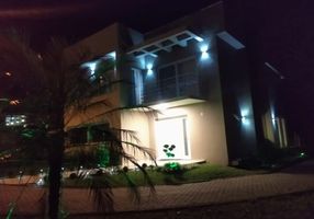 Casa de Condomínio com 4 Quartos à venda, 239m²