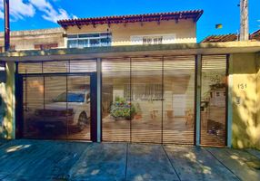 Sobrado com 5 Quartos à venda, 236m²