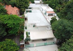 Casa com 6 Quartos à venda, 711m²