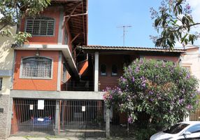 Sobrado com 4 Quartos à venda, 584m²