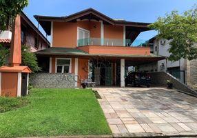 Casa de Condomínio com 4 Quartos para alugar, 230m²