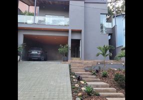 Casa de Condomínio com 4 Quartos à venda, 400m²