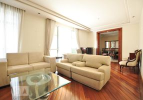 Apartamento com 3 Quartos para alugar, 218m²