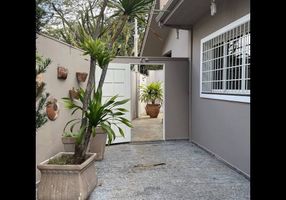 Casa com 4 Quartos para alugar, 370m²