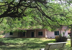 Casa de Condomínio com 5 Quartos à venda, 220m²
