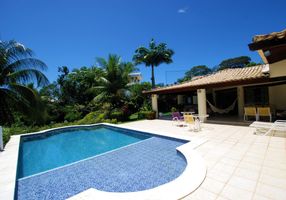 Casa com 4 Quartos para venda ou aluguel, 525m²