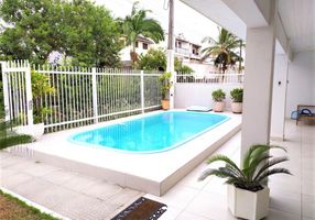 Casa com 3 Quartos à venda, 304m²