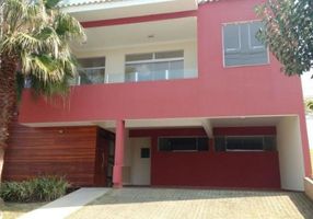 Casa de Condomínio com 4 Quartos para alugar, 270m²