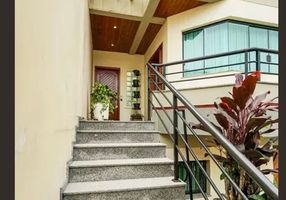 Sobrado com 3 Quartos à venda, 300m²