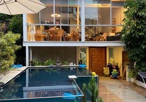 Casa com 5 Quartos para alugar, 300m²