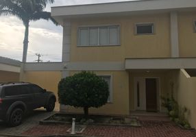 Casa de Condomínio com 3 Quartos para alugar, 124m²