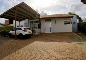 Casa com 5 Quartos para alugar, 250m²