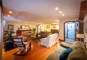 Apartamento com 4 Quartos para alugar, 240m²