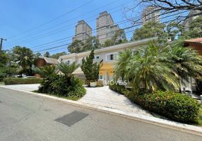 Casa de Condomínio com 6 Quartos para alugar, 710m²