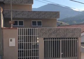 Casa com 2 Quartos à venda, 82m²