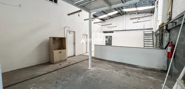 Galpão/Depósito/Armazém para venda ou aluguel, 300m² no Taquara, Rio de Janeiro