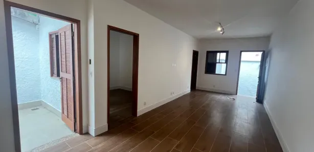 Casa de Condomínio com 2 Quartos para alugar, 60m² no Duchas, Petrópolis