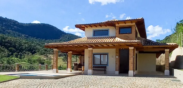 Casa com 4 Quartos para alugar, 266m² no Pedro do Rio, Petrópolis