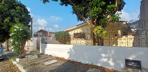 Casa com 2 Quartos para alugar, 140m² no Candelária, Natal