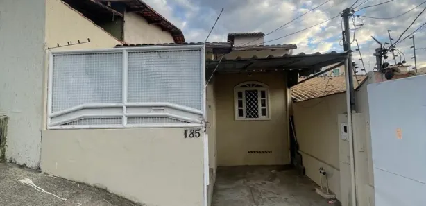 Casa com 2 Quartos para alugar, 120m² no Heliópolis, Belo Horizonte