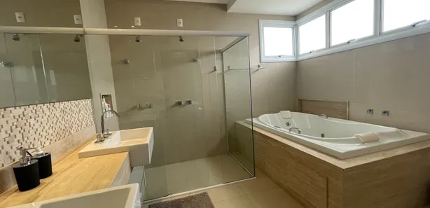 Sobrado com 4 Quartos para alugar, 550m² no Jardins Valência, Goiânia