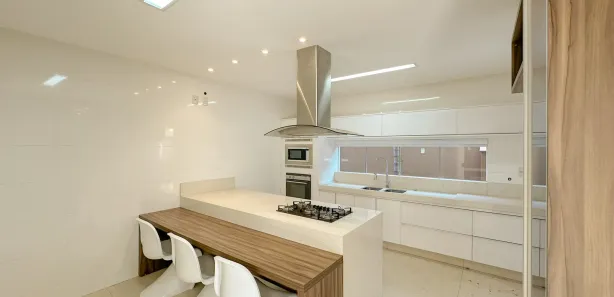 Casa de Condomínio com 5 Quartos para alugar, 336m² no Jardins Valência, Goiânia