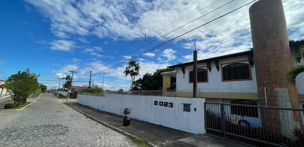 Sobrado com 4 Quartos à venda, 492m² no Candelária, Natal