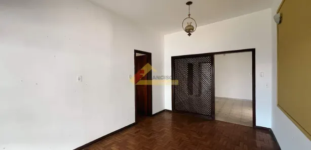 Casa com 3 Quartos para alugar, 169m² no São José, Divinópolis