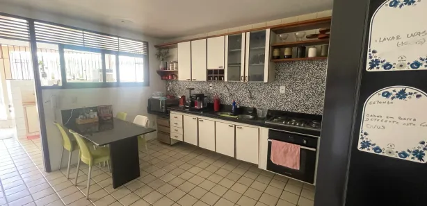 Sobrado com 5 Quartos à venda, 384m² no Candelária, Natal