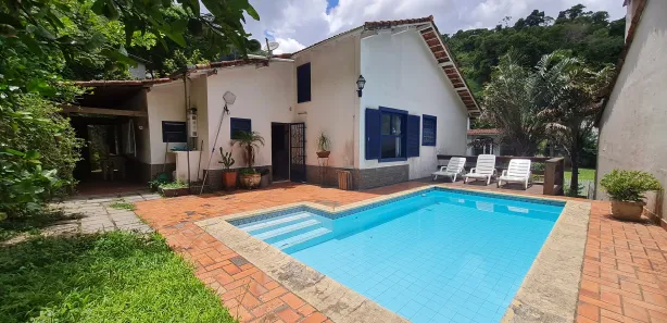 Casa com 3 Quartos para venda ou aluguel, 450m² no Nogueira, Petrópolis
