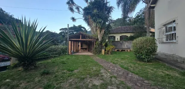Casa com 5 Quartos para alugar, 100m² no Quarteirão Brasileiro, Petrópolis