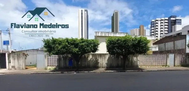 Sobrado com 4 Quartos à venda, 900m² no Candelária, Natal