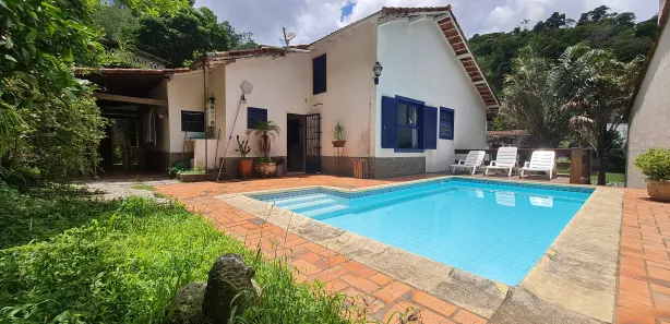 Casa com 3 Quartos para venda ou aluguel, 450m² no Nogueira, Petrópolis