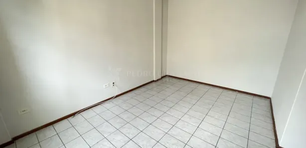 Kitnet com 1 Quarto para alugar, 39m² no Zona 7, Maringá