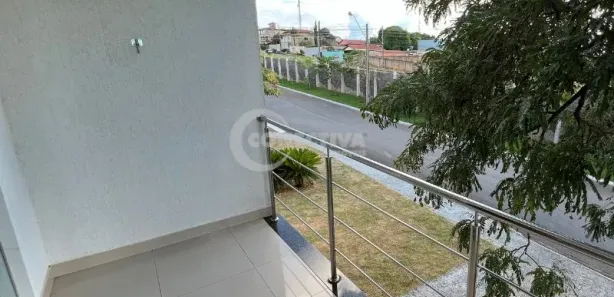 Casa de Condomínio com 3 Quartos para alugar, 400m² no Jardins Madri, Goiânia