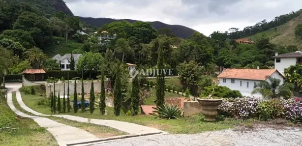 Casa de Condomínio com 4 Quartos para venda ou aluguel, 262m² no Samambaia, Petrópolis