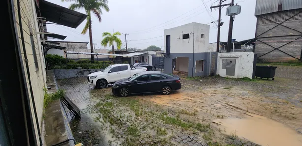 Galpão/Depósito/Armazém para alugar, 1600m² no Buraquinho, Lauro de Freitas