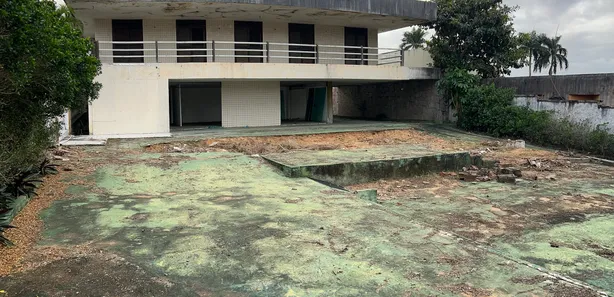 Sobrado com 4 Quartos à venda, 300m² no Candelária, Natal