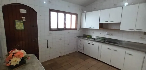 Casa com 2 Quartos para alugar, 140m² no Candelária, Natal