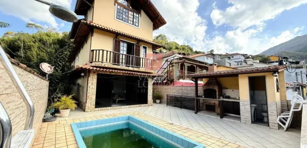 Casa com 3 Quartos para alugar, 200m² no Carangola, Petrópolis