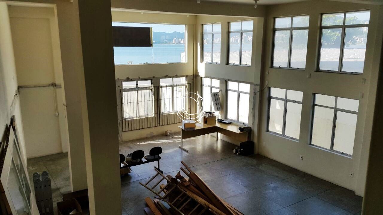 Prédio Comercial na Rua Fúlvio Aducci, Estreito em Florianópolis, por R