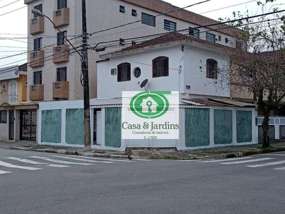 Casa na Rua Braz Cubas, Vila Valença em São Vicente, por R 495.000