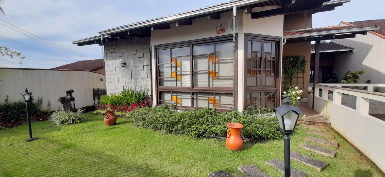 Sobrado na Rua Mozart, 332, Floresta em Joinville, por R 1.100.000