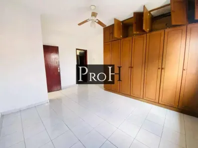 Sobrado com 3 Quartos para alugar, 256m² no Piraporinha, Diadema