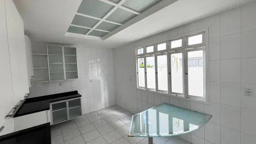 Casa de Condomínio com 4 Quartos para alugar, 300m² no Candelária, Natal